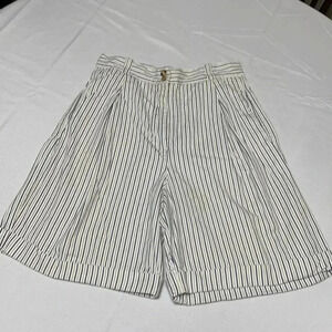 Lord &Taylor Women’s Bermuda shorts. Size 14